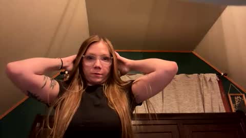 ashleyynicholee online show from 12-22-25, 06:21
