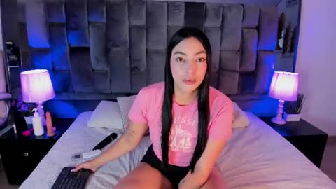 Snapshot of ashly_bloom chatting on 06-19-26, 03:11 Ashly online show from 06-19-26, 03:11