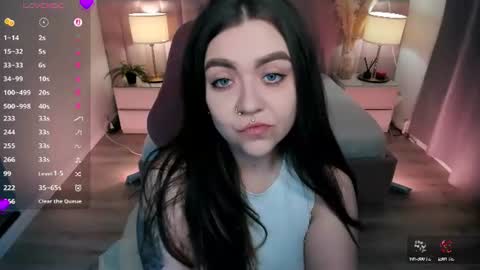 Snapshot of ashton_heidi chatting on 06-12-26, 11:14 Your girlfriend online show from 06-12-26, 11:14