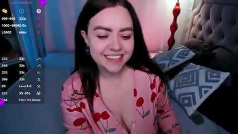Snapshot of ashton_heidi chatting on 06-19-26, 12:04 Your girlfriend online show from 06-19-26, 12:04