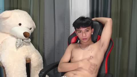 Snapshot of asianhunk_zam chatting on 12-13-24, 01:44 Zam online show from 12-13-24, 01:44