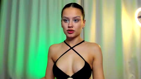 Snapshot of asstetika chatting on 10-25-25, 09:20 My name is Kiki Help me with thumbps up please online show from 10-25-25, 09:20