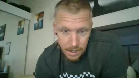 Snapshot of athletic_skater779 chatting on 05-23-26, 04:33 AthleticWhiteboy777 online show from 05-23-26, 04:33