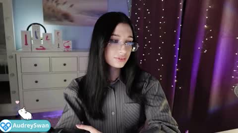 Snapshot of audrey_swann chatting on 12-20-25, 12:23 Mary online show from 12-20-25, 12:23