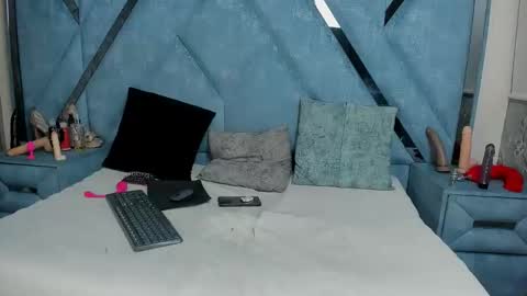 Snapshot of aura_love69 chatting on 06-08-26, 03:40 Monii Yi online show from 06-08-26, 03:40