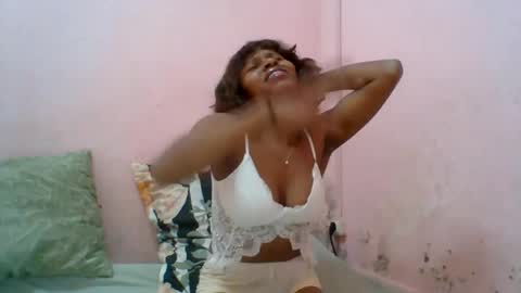 Snapshot of aurelia107 chatting on 06-25-26, 05:17 aurelia107 online show from 06-25-26, 05:17