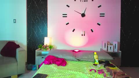 Snapshot of aurora_petitee chatting on 04-23-26, 01:24 Aurora online show from 04-23-26, 01:24