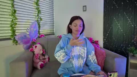 Snapshot of aurora_petitee chatting on 06-10-26, 01:43 Aurora online show from 06-10-26, 01:43