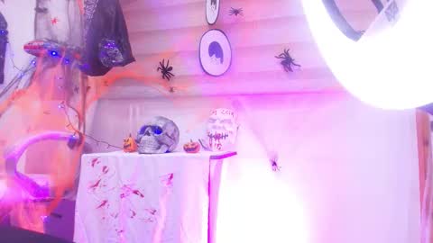 auroraa_miller online show from 10-31-25, 11:55