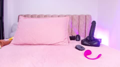 auroraa_miller online show from 11-18-25, 11:58