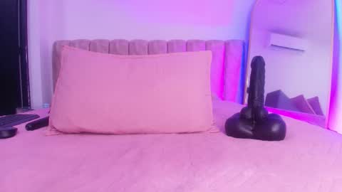 auroraa_miller online show from 11-30-25, 12:09