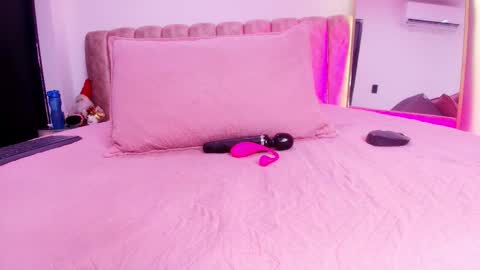 auroraa_miller online show from 12-18-25, 12:00