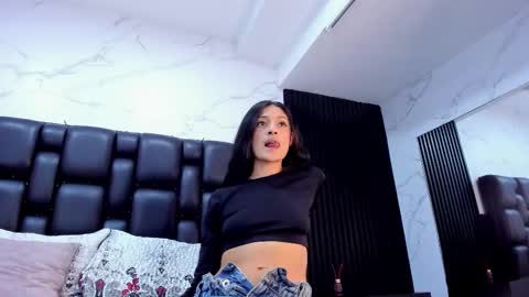 Snapshot of aurorabon chatting on 12-23-25, 02:31 Aurora online show from 12-23-25, 02:31