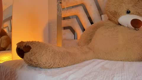 Aurora  online show from 02-11-26, 07:41