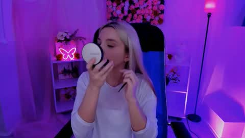 Snapshot of aurorawrenfield chatting on 09-12-25, 01:38 aurorawrenfield online show from 09-12-25, 01:38