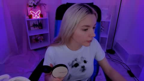 Snapshot of aurorawrenfield chatting on 09-15-25, 04:40 aurorawrenfield online show from 09-15-25, 04:40