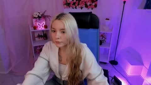 Snapshot of aurorawrenfield chatting on 09-19-25, 10:38 aurorawrenfield online show from 09-19-25, 10:38