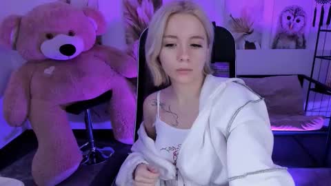 aurorawrenfield online show from 12-17-25, 12:38