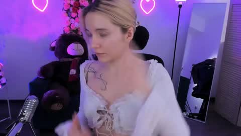 aurorawrenfield online show from 04-15-26, 04:30