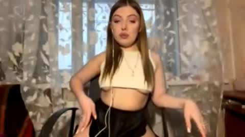 Snapshot of aurorekhuu chatting on 02-26-26, 02:38 Elizabeth online show from 02-26-26, 02:38