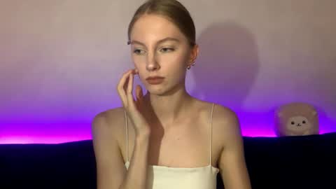 Annie online show from 09-19-25, 05:02