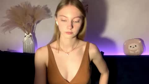 Annie online show from 09-25-25, 03:27