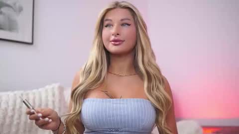 Snapshot of avashay chatting on 09-23-25, 08:56 Carina online show from 09-23-25, 08:56