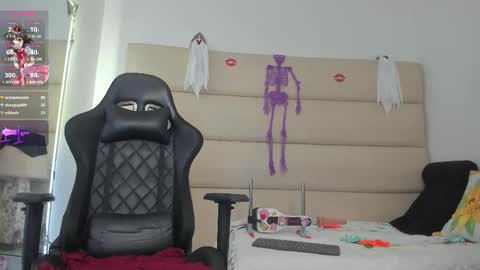 Snapshot of avatomas chatting on 10-28-25, 02:37 Ava Tomas online show from 10-28-25, 02:37