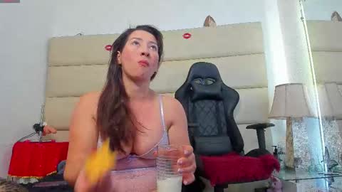 Snapshot of avatomas chatting on 11-23-25, 09:47 Ava Tomas online show from 11-23-25, 09:47