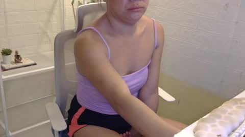 Snapshot of averageuncut1 chatting on 06-15-26, 04:47 Rhian online show from 06-15-26, 04:47