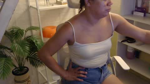 Snapshot of averageuncut1 chatting on 07-07-26, 06:47 Rhian online show from 07-07-26, 06:47