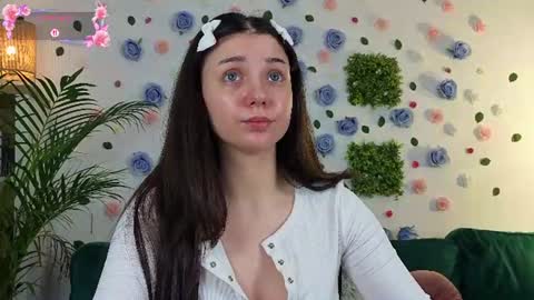 Snapshot of averywillow chatting on 06-20-26, 01:41 AveryWillow online show from 06-20-26, 01:41