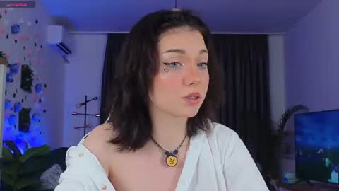 Snapshot of averywillow chatting on 07-28-26, 11:15 AveryWillow online show from 07-28-26, 11:15
