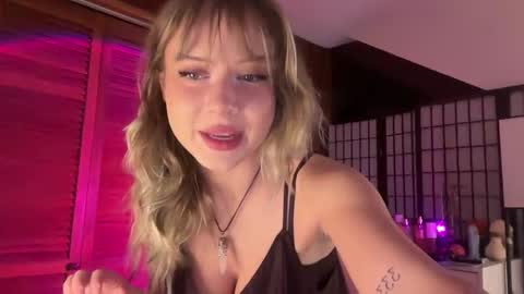 Snapshot of averyyy333 chatting on 11-08-25, 10:30 Avery online show from 11-08-25, 10:30