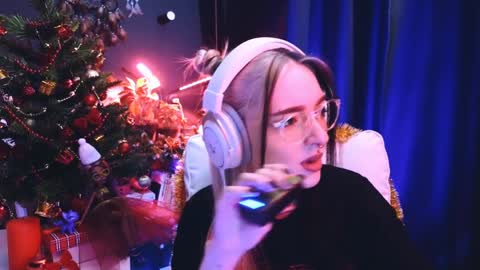 Snapshot of avi_nile chatting on 12-16-24, 02:15 Avriel online show from 12-16-24, 02:15