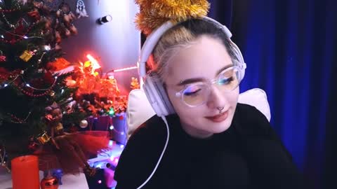 Snapshot of avi_nile chatting on 12-22-24, 05:56 Avriel online show from 12-22-24, 05:56