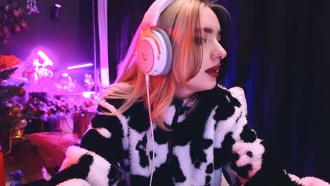 Snapshot of avi_nile chatting on 01-17-25, 01:57 Avriel online show from 01-17-25, 01:57