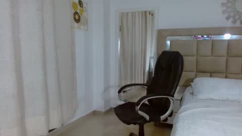 Snapshot of avibellaycaperusita chatting on 10-15-25, 11:05 Lilith online show from 10-15-25, 11:05