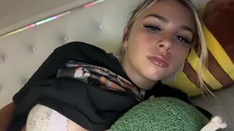 Snapshot of avocadotoocute chatting on 07-15-26, 02:28 avocadotoocute online show from 07-15-26, 02:28