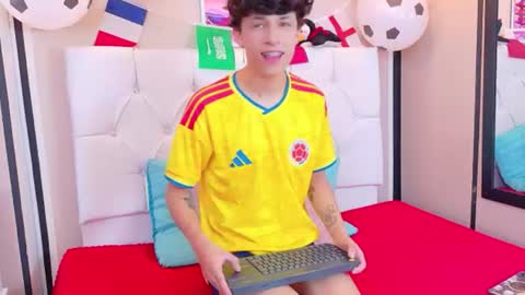 Snapshot of axel_evanss chatting on 06-17-26, 01:12 Axel Evanss online show from 06-17-26, 01:12