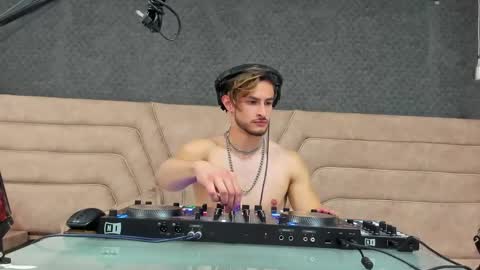 Snapshot of axel_porn_ chatting on 05-17-26, 10:44 Axel online show from 05-17-26, 10:44