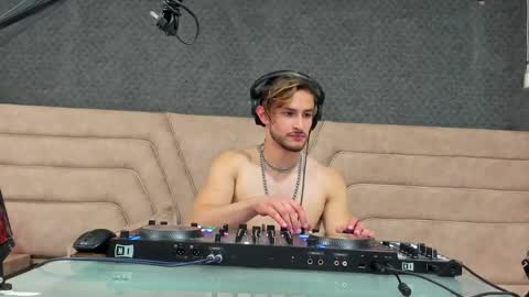Snapshot of axel_porn_ chatting on 05-18-26, 04:07 Axel online show from 05-18-26, 04:07