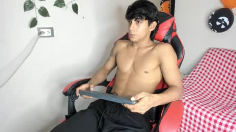 axel_rosse2 online show from 11-07-25, 10:10