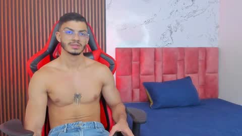 Snapshot of axel_stein2 chatting on 12-19-24, 03:51 Axel online show from 12-19-24, 03:51