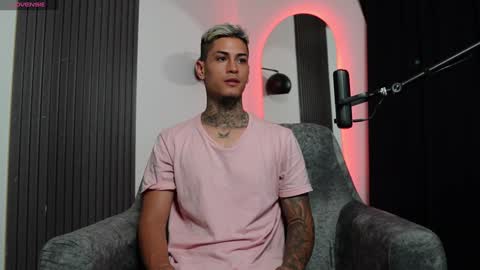 Snapshot of axel_villa chatting on 01-17-25, 11:18 Agustin online show from 01-17-25, 11:18