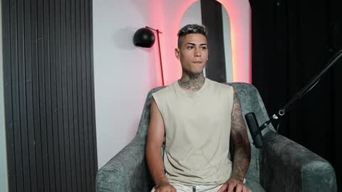 Snapshot of axel_villa chatting on 02-04-25, 12:40 Agustin online show from 02-04-25, 12:40