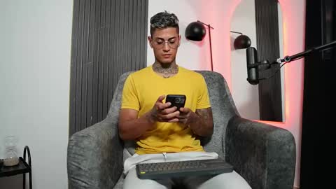 Snapshot of axel_villa chatting on 02-12-25, 09:54 Agustin online show from 02-12-25, 09:54