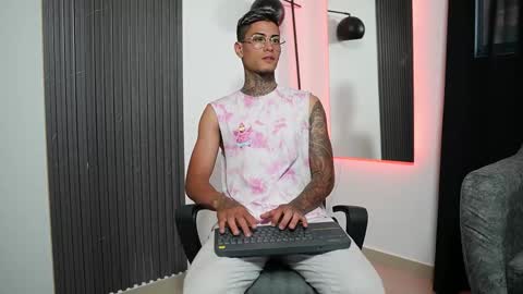 Snapshot of axel_villa chatting on 02-25-25, 10:07 Agustin online show from 02-25-25, 10:07