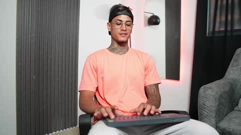 Snapshot of axel_villa chatting on 02-27-25, 09:25 Agustin online show from 02-27-25, 09:25