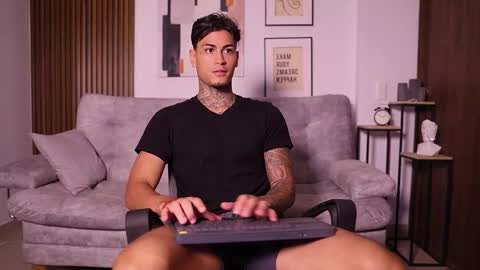 Snapshot of axel_villa chatting on 10-02-25, 12:06 Agustin online show from 10-02-25, 12:06